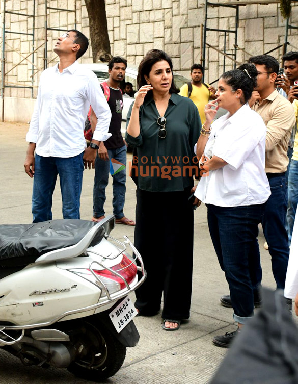 photos neetu singh snapped at ranbir kapoors new residence in pali hill 2 2
