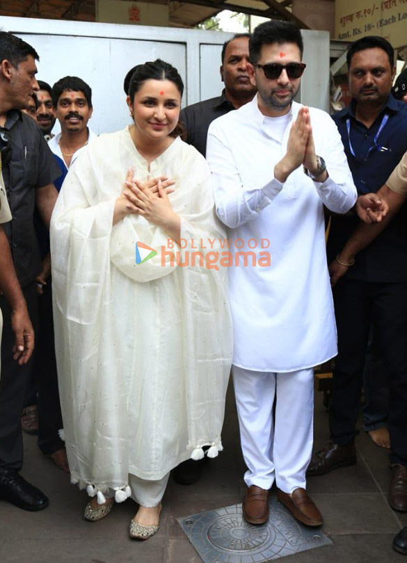 photos parineeti chopra and raghav chadha snapped at siddhivinayak temple in mumbai 4