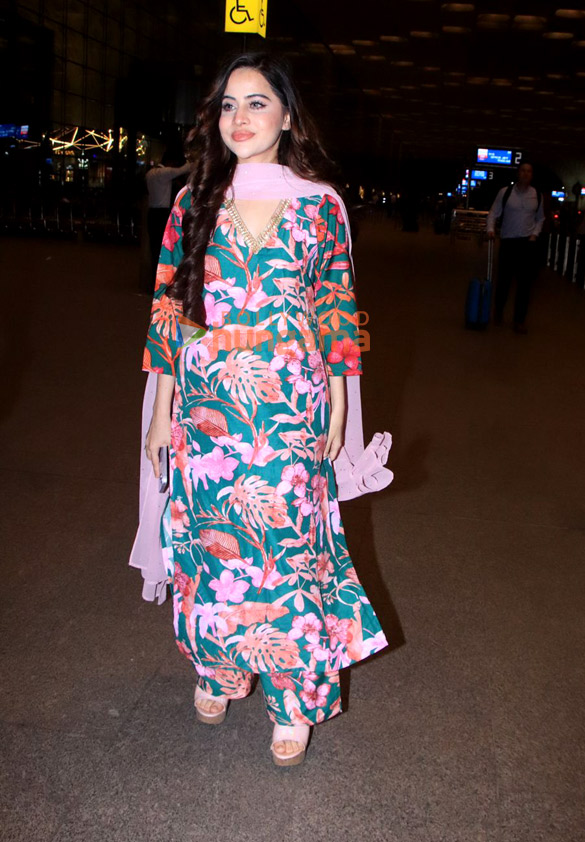 photos sara ali khan and uorfi javed snapped at the airport 2
