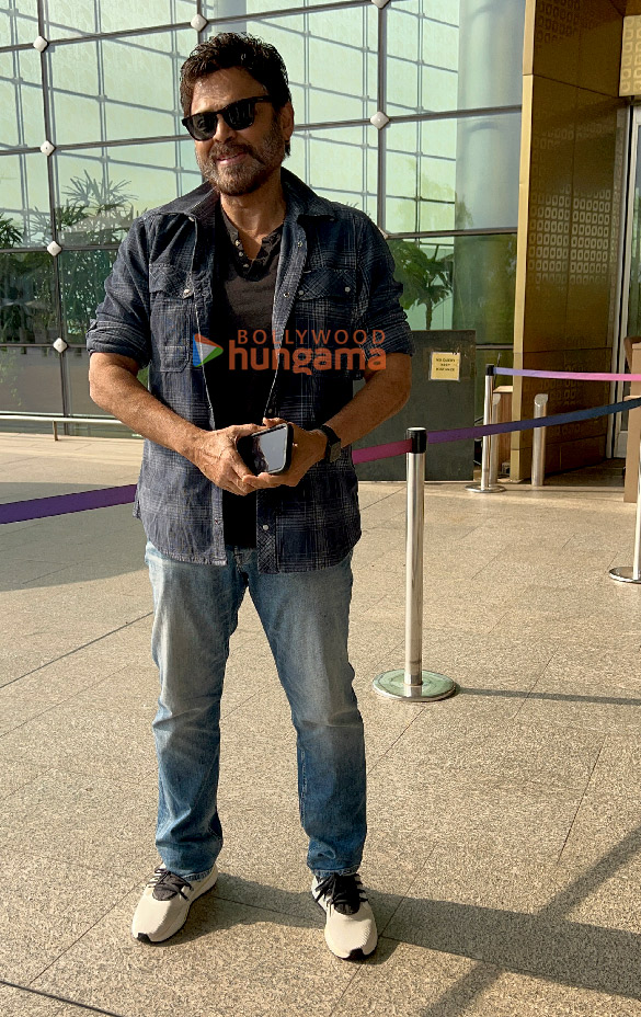 photos sherlyn chopra asha bhosle zanai bhosle and venkatesh daggubati snapped at the airport 3