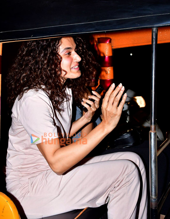 photos taapsee pannu snapped during a rickshaw ride in andheri 1