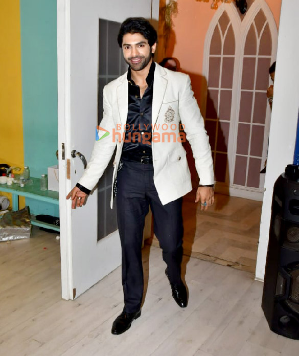 photos taha shah badussha snapped in andheri 4