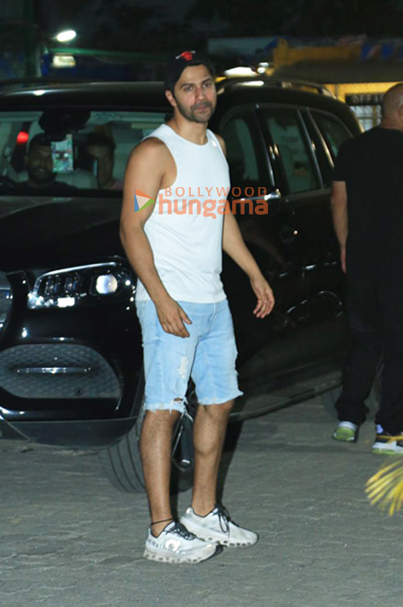 photos varun dhawan snapped in bandra 2 5