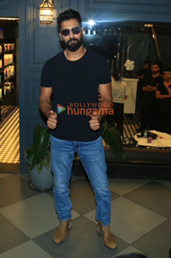 photos vicky kaushal snapped at hakim aalims salon in bandra 4