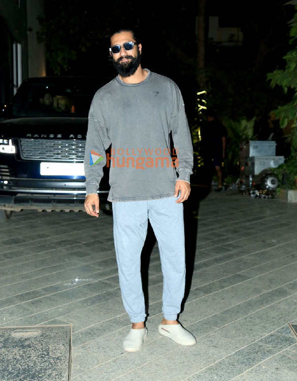 photos vicky kaushal snapped outside maddock films office in santacruz 4