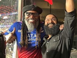 Rishab Shetty poses with Chris Gayle during RCB vs CSK match