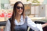 Sonam Kapoor turns up in style as she gets clicked in the city