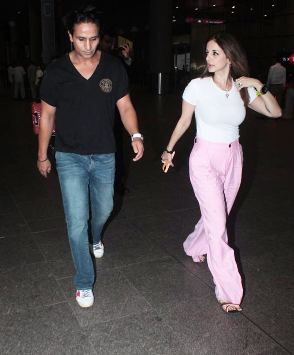 sussanne khan and arslan goni snapped at the airport 2