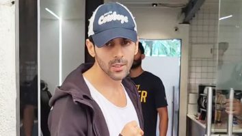 This champion is everyone’s favorite! Kartik Aaryan gets clicked by paps