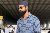 Vicky Kaushal looks dapper in his beard as he gets clicked at the airport by paps