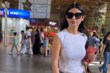 Mouni Roy turns up in style as she gets papped at the airport