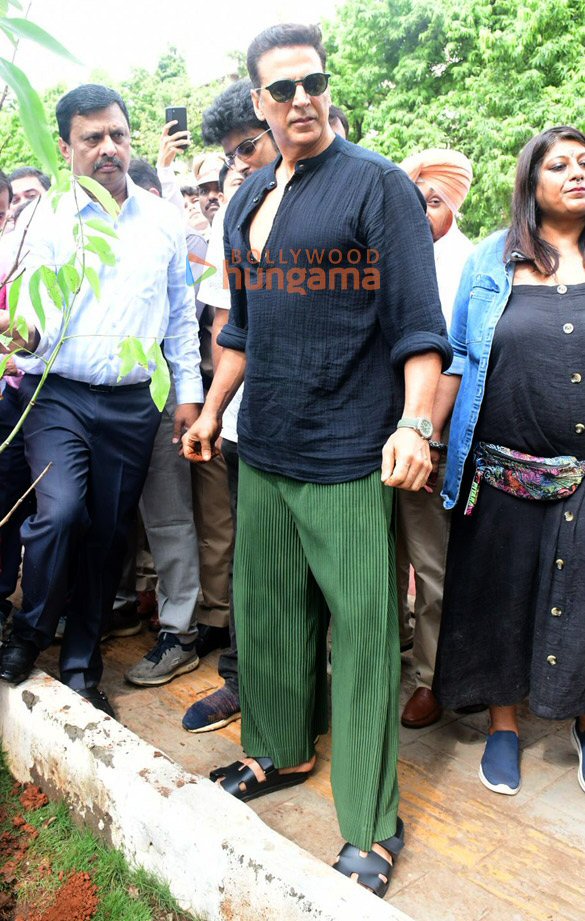 photos akshay kumar participates in a tree plantation drive at kala nagar in mumbai 2