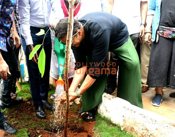photos akshay kumar participates in a tree plantation drive at kala nagar in mumbai 4