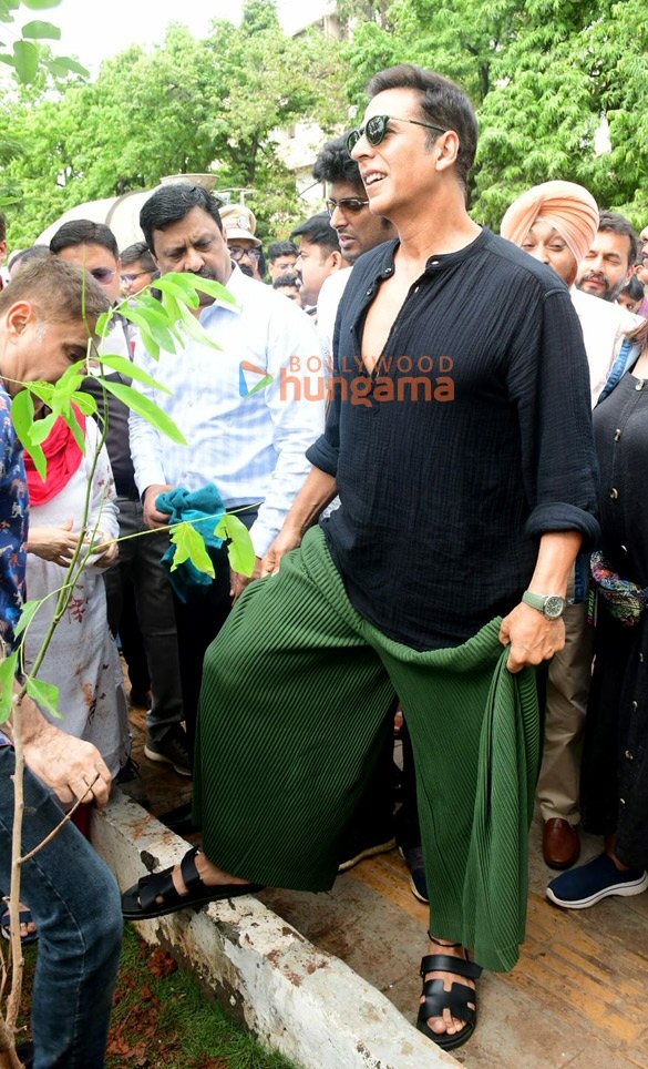 photos akshay kumar participates in a tree plantation drive at kala nagar in mumbai 5