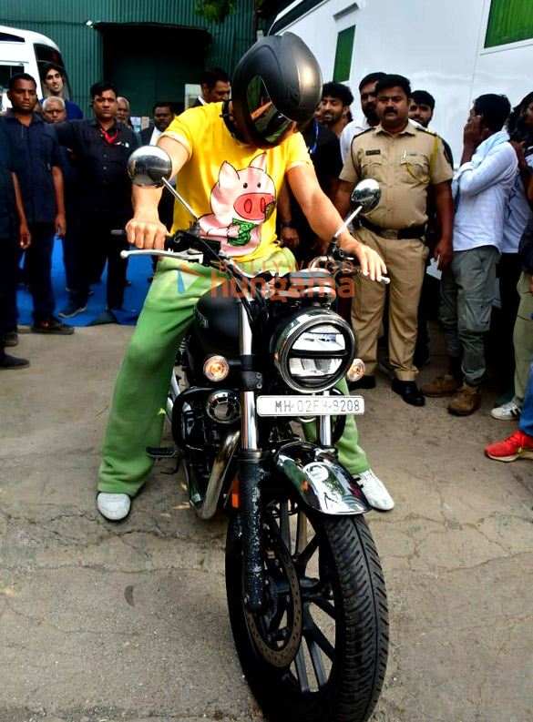 photos akshay kumar snapped on a bike in juhu 2