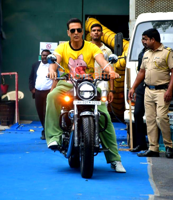 photos akshay kumar snapped on a bike in juhu 3