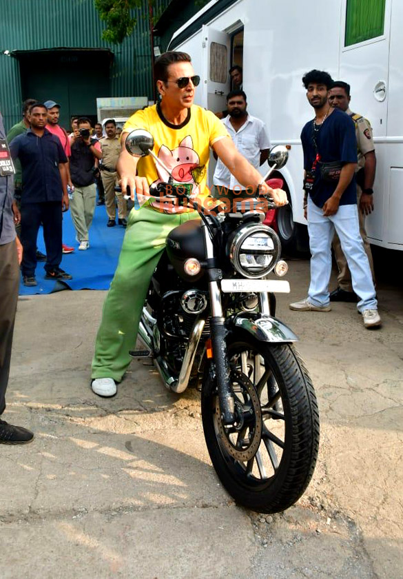 photos akshay kumar snapped on a bike in juhu 4