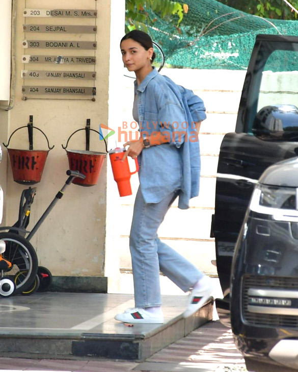 Photos: Alia Bhatt snapped at Sanjay Leela Bhansali house in versova Photos: Alia Bhatt snapped at Sanjay Leela Bhansali house in versova