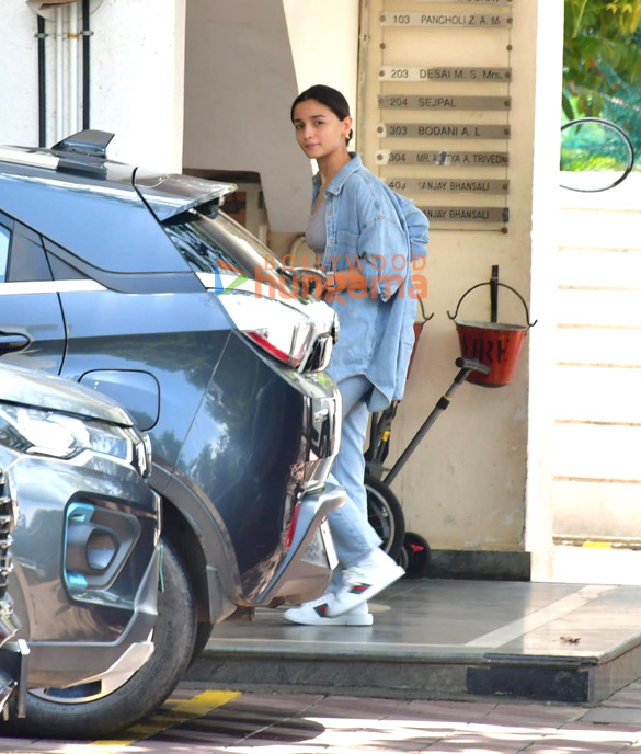 photos alia bhatt snapped at sanjay leela bhansali house in versova 2