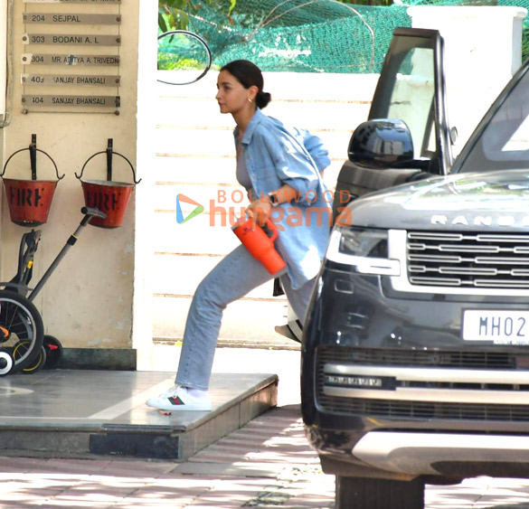 photos alia bhatt snapped at sanjay leela bhansali house in versova 3