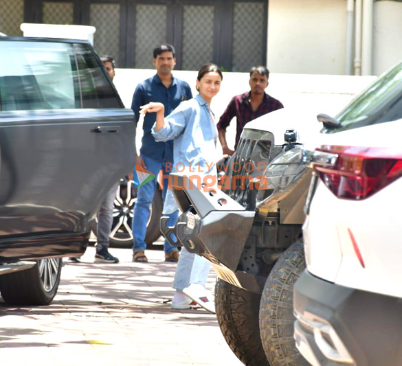 photos alia bhatt snapped at sanjay leela bhansali house in versova 4