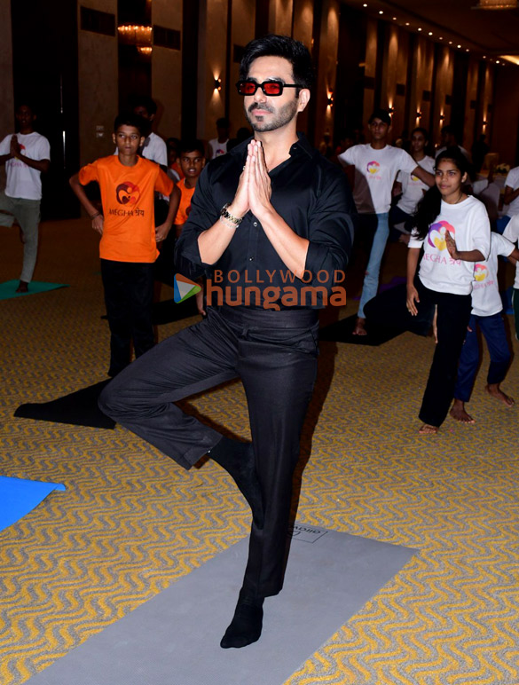 photos aparshakti khurana snapped with children on international yoga day 2024 3