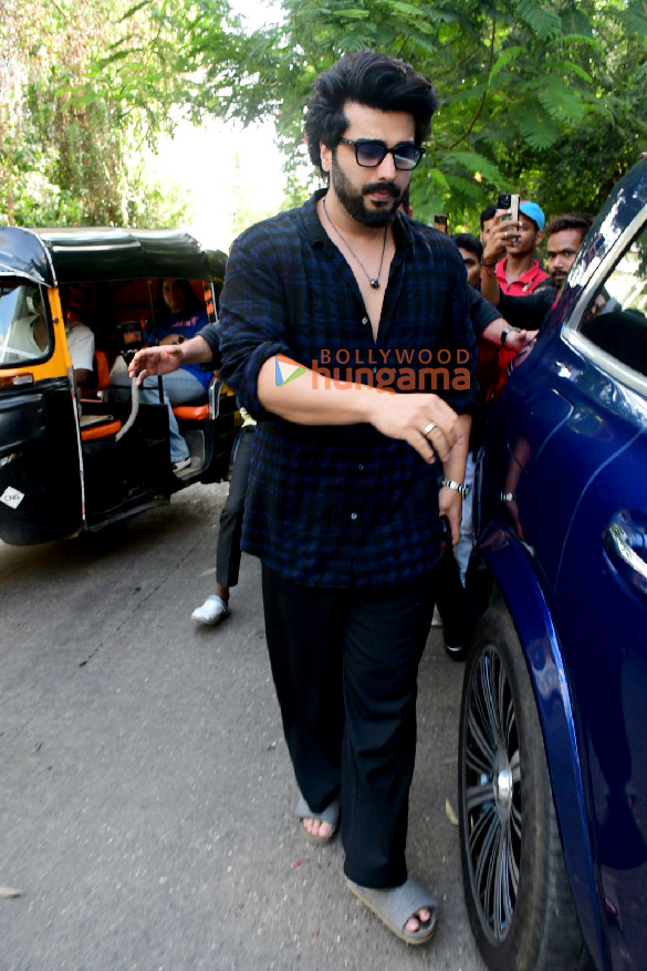 photos arjun kapoor snapped outside a salon in khar 2
