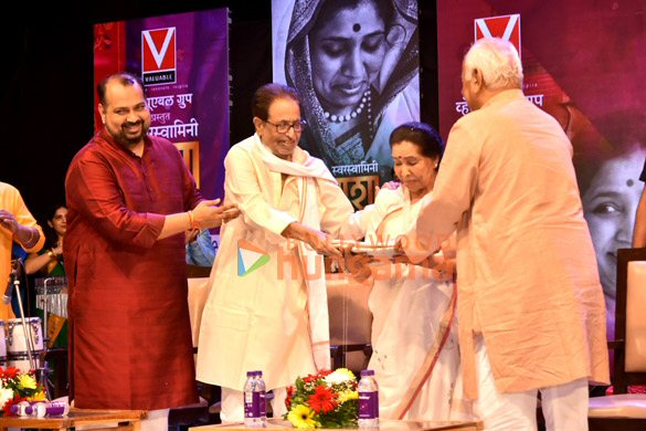 photos asha bhosle sonu nigam sudesh bhosle suresh wadkar and others snapped at the launch of svarsvamini asha 6