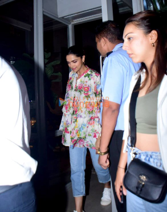 photos deepika padukone with mom spotted at bandra 2