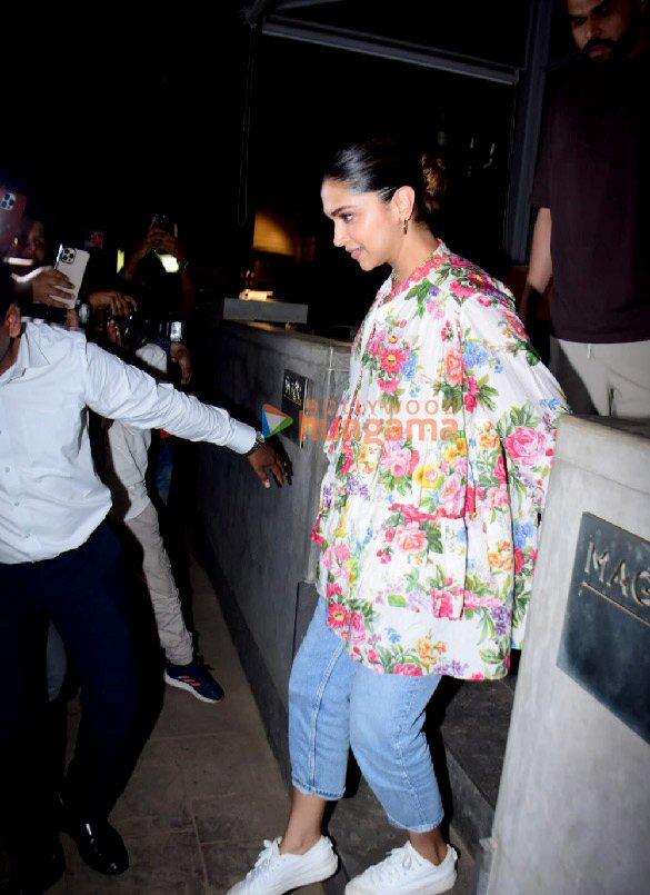 photos deepika padukone with mom spotted at bandra 5