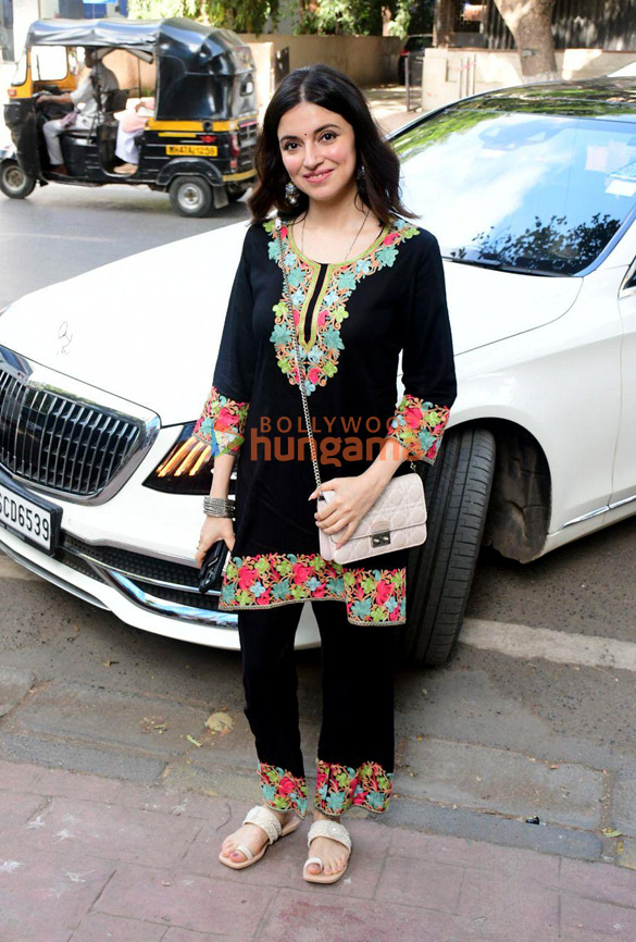 photos divya khossla snapped at the vishesh films office 6