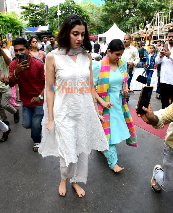 photos divya khossla visits siddhivinayak temple to seek blessings 3
