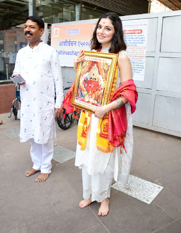 photos divya khossla visits siddhivinayak temple to seek blessings 6