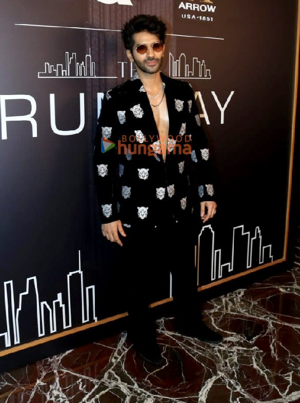 photos hrithik roshan neha sharma aisha sharma and others snapped at an event hosted by gq and arrow 21