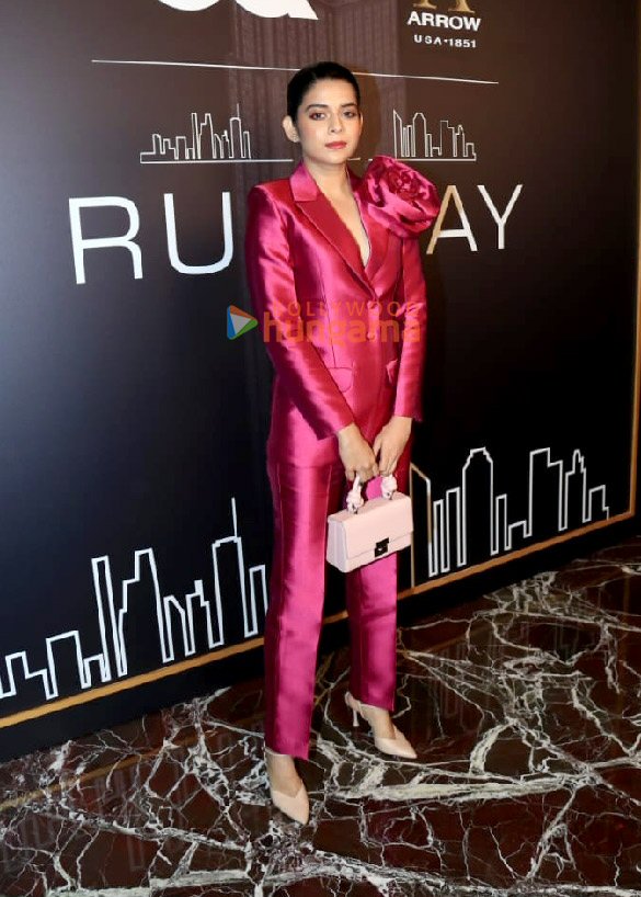 photos hrithik roshan neha sharma aisha sharma and others snapped at an event hosted by gq and arrow 28