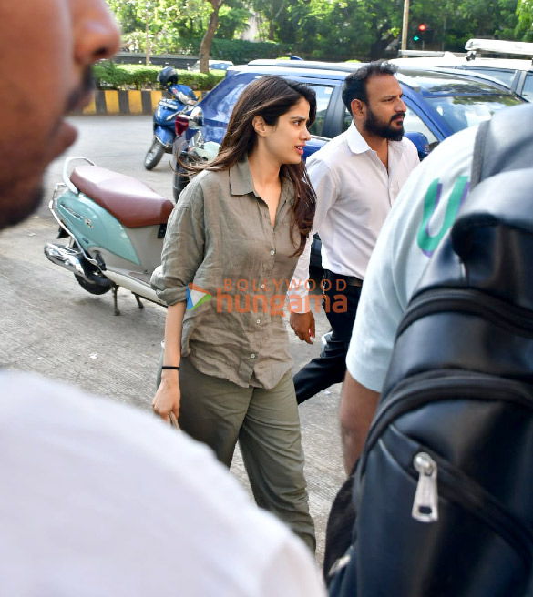 photos janhvi kapoor shikhar pahariya and orry awatramani snapped in andheri 2