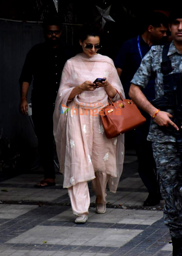 photos kangana ranaut snapped in bandra 4 6
