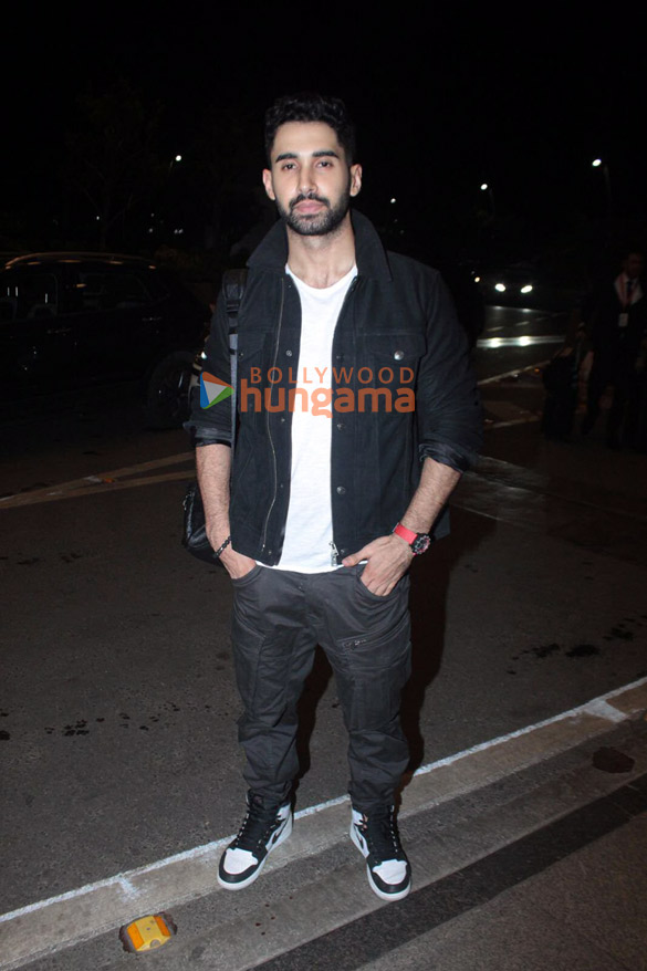 photos karan johar and lakshya snapped at the airport 4