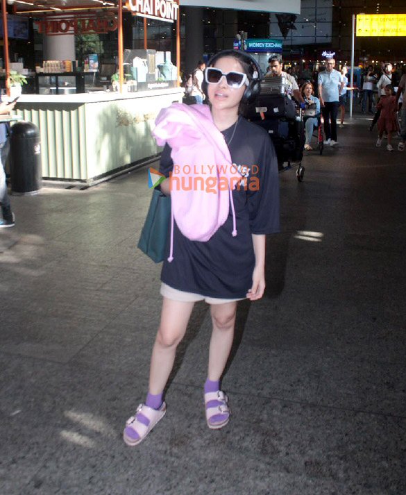 photos kareena kapoor khan uorfi javed and karan johar snapped at the airport 6
