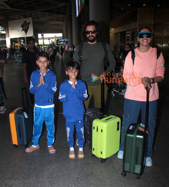 photos kareena kapoor khan uorfi javed and karan johar snapped at the airport 8