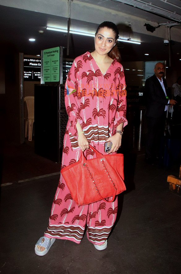 photos kartik aaryan kabir khan raai laxmi and others snapped at the airport 2