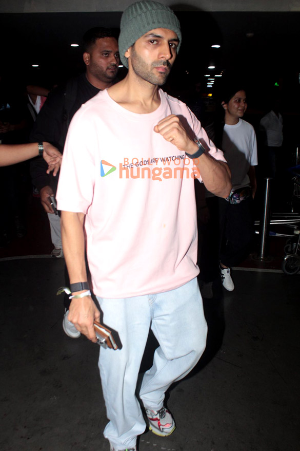 photos kartik aaryan mouni roy and rohit roy snapped at the airport 4