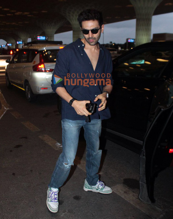 Photos: Kartik Aaryan, Vicky Kaushal, Karan Johar and others snapped at the airport Photos: Kartik Aaryan, Vicky Kaushal, Karan Johar and others snapped at the airport