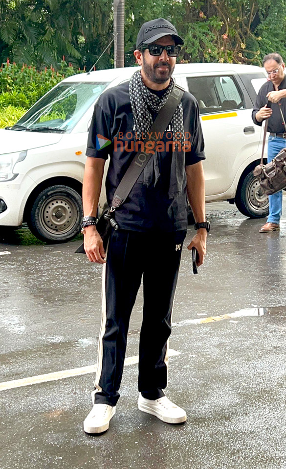 photos kartik aaryan and kabir khan snapped at the airport 2 5