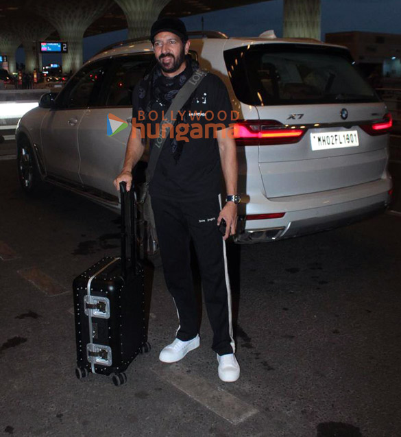photos kartik aaryan and kabir khan snapped at the airport 2