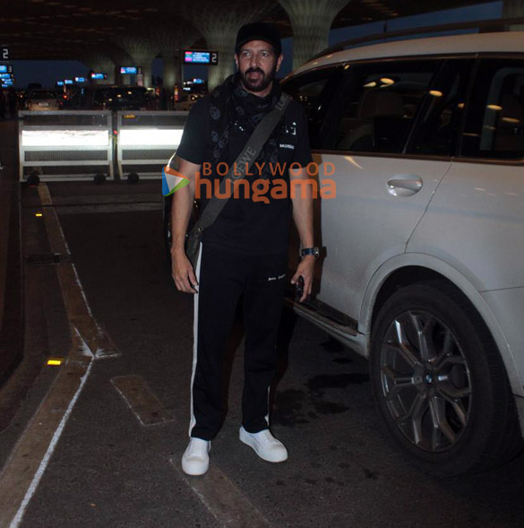 photos kartik aaryan and kabir khan snapped at the airport 4