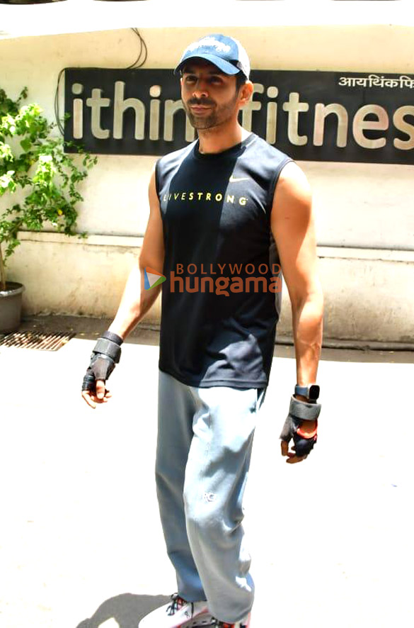 Photos: Kartik Aaryan snapped in Juhu Photos: Kartik Aaryan snapped in Juhu