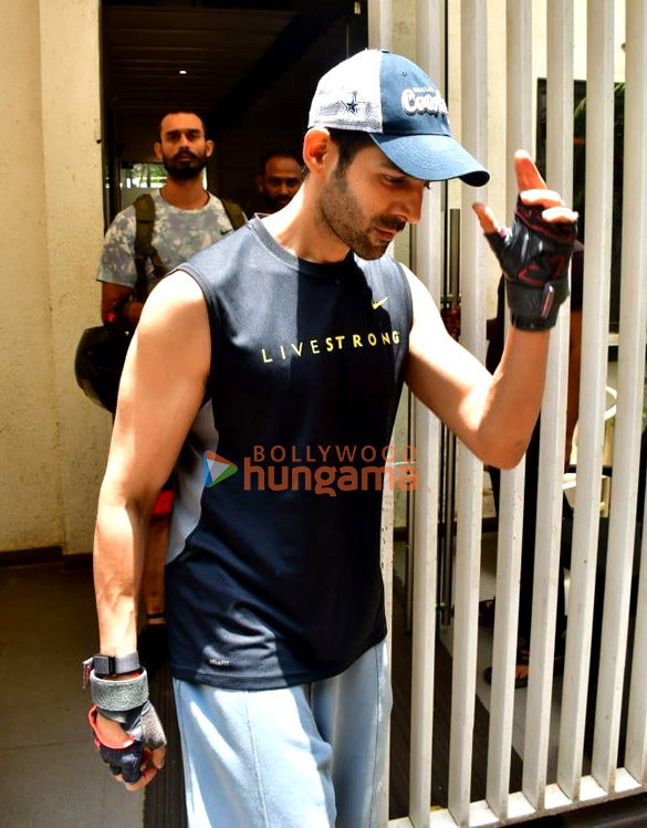 photos kartik aaryan snapped in juhu 4 28