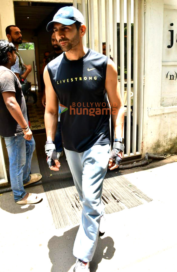 photos kartik aaryan snapped in juhu 5 11
