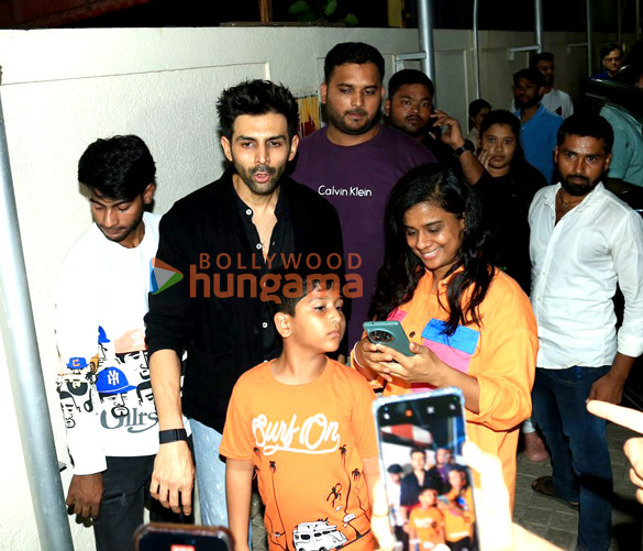 photos kartik aaryan snapped in juhu pvr 1